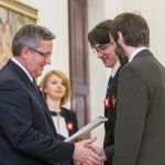 Prezydent RP wręcza nagrodę dla autorów gry, Łukasza Wrony i Piotra Krzystka